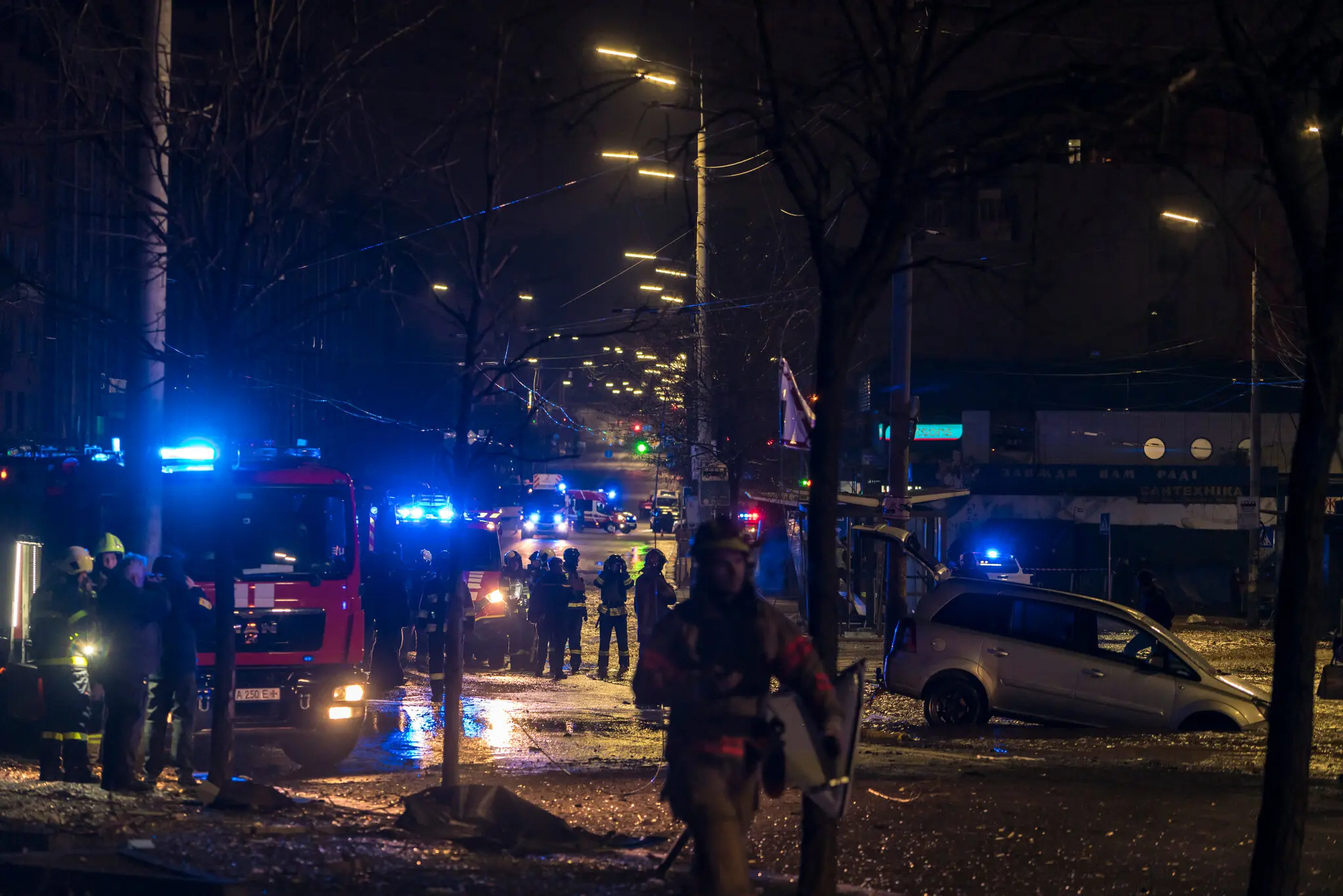 Співробітники служби надзвичайних ситуацій реагують рано в суботу після нападу на Київ, Україна